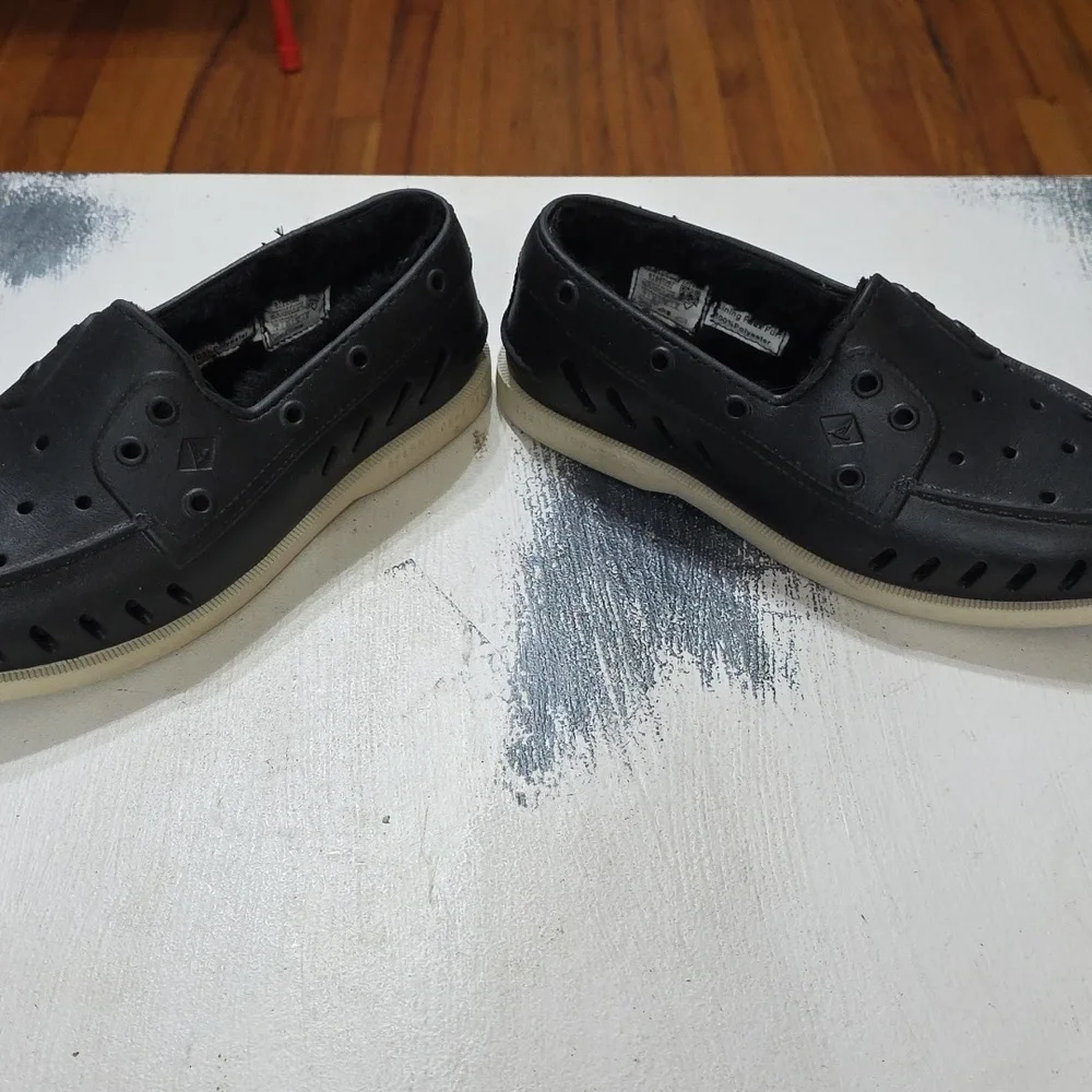 Sperry Top-Siders Women's Black Perforated Slip-On Shoes Faux Fur Lined Sz 8 EUC